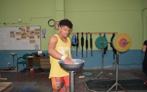 Juan David Guadamud cosecha varias medallas a nivel internacional en las pesas.