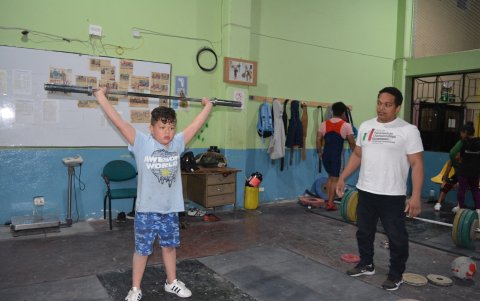 Eduardo Guadamud (i) mira el entrenamiento de Cristhian, uno de sus hijos.