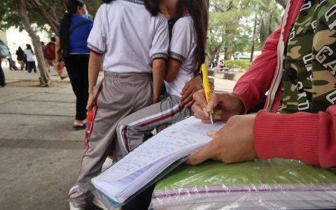 Unos padres acuden a los planteles para realizar la contribución, mientras que otros no pueden hacerlo.
