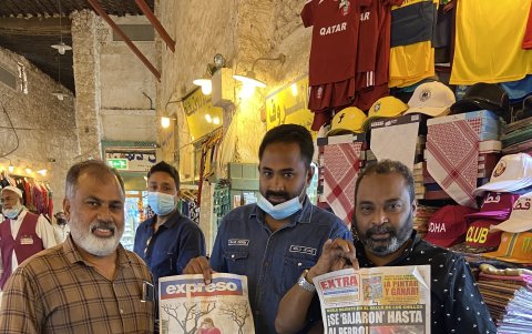 Tres árabes que residen en Qatar muestran los ejemplares de EXPRESO y EXTRA.