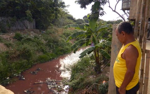 La misma coloración de las lagunas la tiene el río Arenas, donde desembocan las aguas de la estructura.