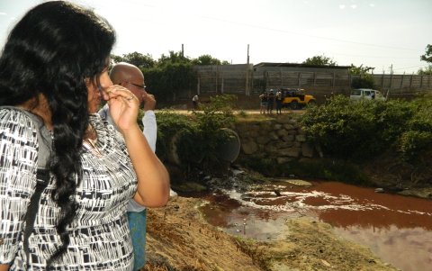 Las familias ya no soportan el olor ni de las lagunas ni del río que los rodea, y la que fluyen las aguas de las estructuras.