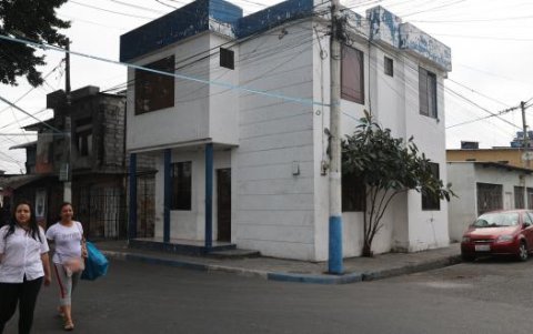 A una cuadra del sitio de la balacera está Unidad de la Policía. Ayer no había nadie.)