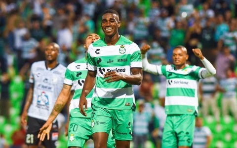 Félix Torres, del Santos, ingresó en el entretiempo del partido frente al Tijuana, por la onceava fecha de la Liga MX.