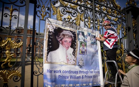 Su trabajo se ha mantenido a través de sus hijos, Harry y Guillermo.