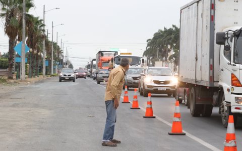 Para cruzar la arteria, los trabajadores aseguran que esperan más de 10 minutos para dar el primer paso, en un tramo de no más de 8 metros entre ambas vías.