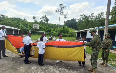 Actividad. Uniformados del Grupo de Operaciones Especiales de Selva 'Iwias' comparten con niños de Mataje Nuevo.