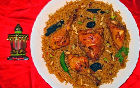 majboos, una platillo que contiene presas de pollo y varias clases de ajíes.