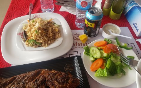 Una especie de arroz con pollo, acompañado por una ensalada.