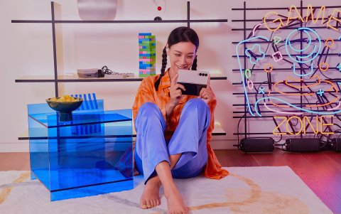 El Galaxy Z Fold 4 es el modelo que se considera la joya de la corona de los plegables de Samsung. Cuenta con un panel que se pliega en forma de libro y una batería de 4.400 mAh.  Además, toma fotos y videos impresionantes con una lente ancha perfeccionada de 50MP y una lente Space Zoom de 30x. Una de sus características más destacadas es que cuenta con una nueva Taskbar (barra de tareas) que brinda un diseño similar al de la PC.