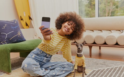 El Samsung Galaxy Z Flip 4 permite, por ejemplo, grabar videos sin las manos o captura selfies grupales en varios ángulos doblando parcialmente el equipo gracias al modo FlexCam. Su batería ha sido ampliada a 3700 mAh y su cámara ha sido perfeccionada con un sensor el 65 % más brillante.