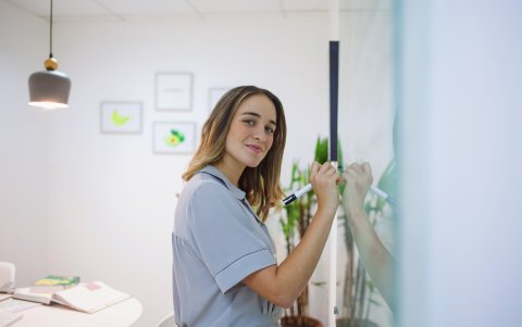 Ella maneja sus propias redes sociales y elabora contenido para sus posts e historias.