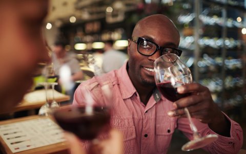 Sommelier es la persona que es conocedora de vinos y recomienda qué bebida elegir