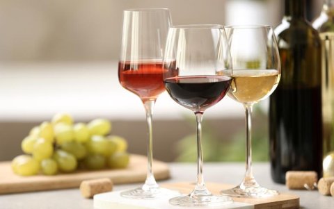 Vino rosado, tinto y blanco.