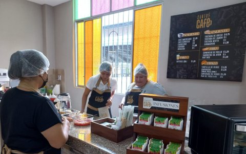 Santo Café. Esta cafetería se halla en la parroquia Santísimo Sacramento, está a cargo de una persona como administradora y tiene cuatro voluntarios, miembros de la comunidad católica.