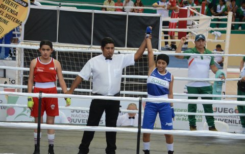 Konny Laz (d), la boxeadora manabita, al ganar uno de sus combates en los Juegos Prejuveniles.