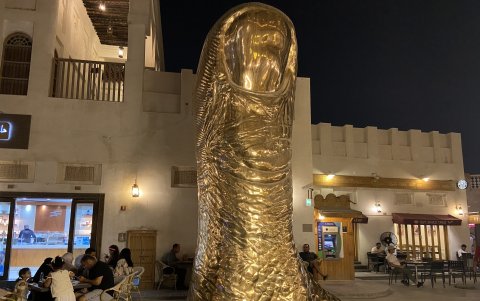 Arte. ‘Le Pouce’ o El Pulgar, una vistosa escultura de 12 metros en la plaza qatarí.