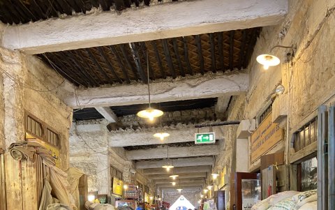 Ropa. Uno de los callejones donde se venden cosas para vestir