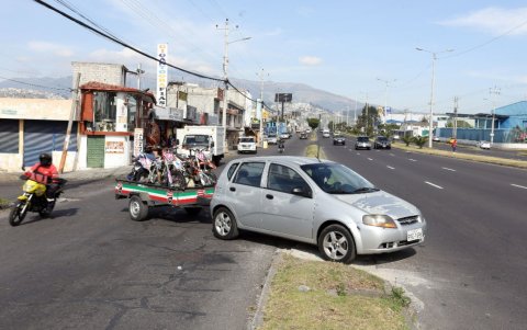 Vandalismo. El parterre fue destruido para hacer un cruce rápido hacia la vía principal o al giro.