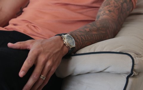 El argentino tiene varios tatuajes, entre esos los nombres de sus abuelos.