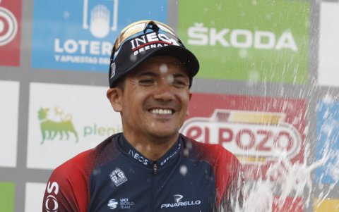 Richie muestra su júbilo descorchado una botella de champán.