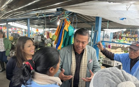 El periodista de crónica roja Jonathan Carrera busca un lugar en el Concejo Cantonal de Quito.