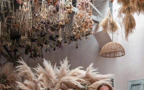 La artista se dedica a la decoración de espacios, asesoría, bodas y demás eventos.