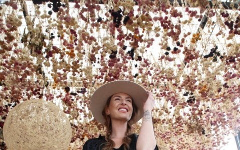 Disfruta de su mágica vida, rodeada de flores y del amor de su esposo y familiares.