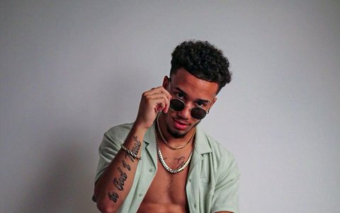 Roly estudia Ingeniería Musical en Estados Unidos, país donde nació y ha desarrollado su carrera musical