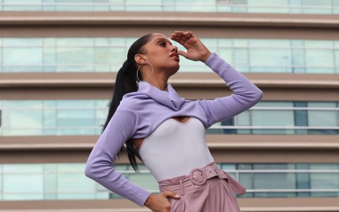 Las prendas cut out siguen en tendencia.