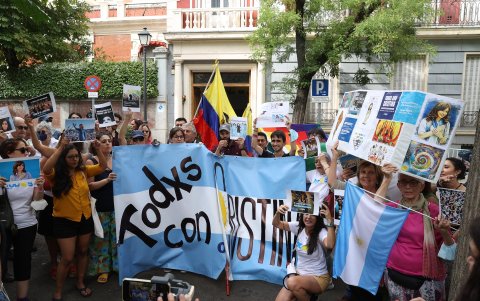 Alrededor de 50 personas se concentraron este viernes delante de la Embajada de Argentina en España para apoyar con banderas, fotografías y lemas a la vicepresidenta del país sudamericano, Cristina Fernández, tras sufrir un intento de atentado el jueves en Buenos Aires.