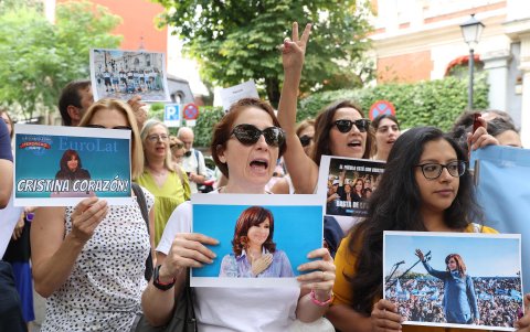 Cecilia Denis, de la coalición gobernante argentina Frente de Todos en Madrid, que convocó la concentración, dijo que no fue solo un atentado contra su persona, 