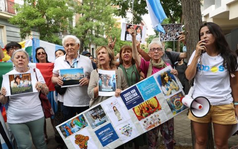 Entre los participantes estaban algunos políticos españoles de izquierda, como la secretaria de Organización de Podemos, Lilith Verstrynge, que aseguró que se trataba de un 