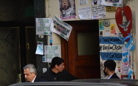El presidente de Argentina, Alberto Fernández (c), abandona hoy la residencia de la vicepresidenta Cristina Fernández de Kirchner, en Buenos Aires (Argentina). El mandatario argentino convocó para este viernes a representantes de distintos sectores a una reunión para construir un consenso contra la violencia, luego del ataque sufrido por la vicepresidenta del país, Cristina Fernández.