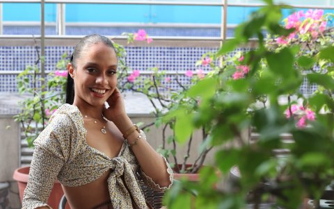 Un vestido logra ser transformado en una falda.