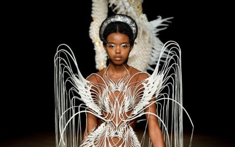 Diseños de Iris van Herpen en el París Fashion Week.
