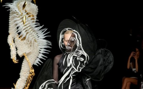 Diseños de Iris van Herpen en el París Fashion Week.