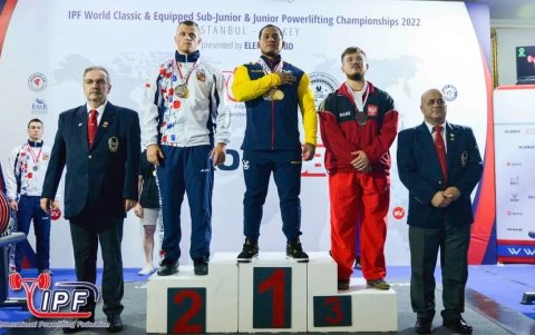 Moisés Villón, en lo más alto del podio con la medalla de oro.