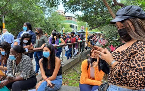 Decenas de estudiantes graduados en periodos anteriores esperan su turno para rendir la última prueba Transformar.