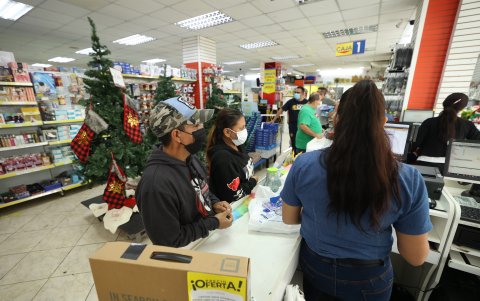 Compras. Una fila de clientes en la caja de Estuardo Sánchez, tienda donde hay varios descuentos.