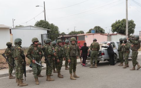 En grupos los uniformados revisaban también los vehículos que entraban y salian del sector.