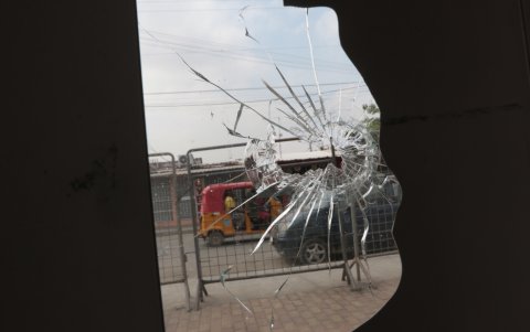 La huella de la violencia aún permenece en los ventanales de la UPC.