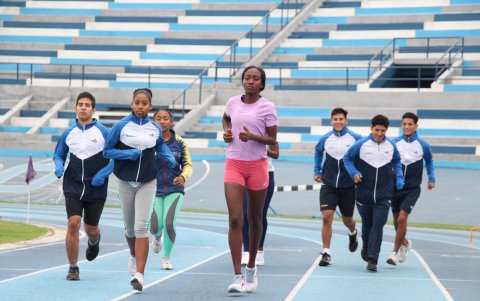 Kiara Rodríguez, paratleta nacional, junto a otros atletas en el estadio Modelo Alberto Spencer.