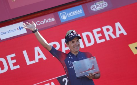 Richie levanta el galardón que obtuvo por ganar la etapa 14 de la prueba.