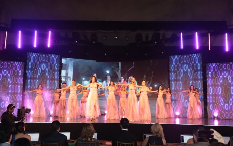 La primera aparición de las 18 candidatas estuvo acompañada de una coreografía.