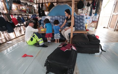 Oswaldo Aguilar y su familia habitan en una casa de caña, ubicada en Ayalán. Este machaleño retornó en julio de 2020, tras vivir 20 años entre España y Suecia.