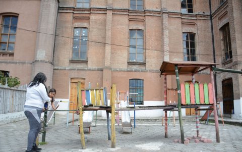 Escuela. En la Unidad Educativa ‘Amawta Rikchari’, en el centro de Quito, los juegos infantiles están en mal estado. El ministerio del ramo les dijo que no había presupuesto.