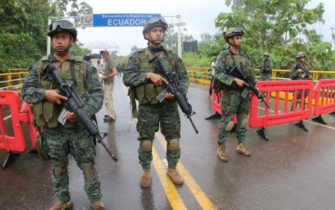 Vigilancia. Miembros de Fuerzas Armadas en el puente Internacional de Mataje, parroquia de San Lorenzo, una de las zonas más conflictivas.