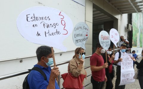 Acción.- Una de las marchas que los pacientes en el pasado hicieron por la falta de medicina.