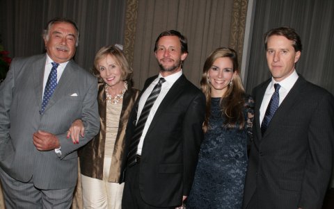 En una foto familiar junto a su esposo Camilo Ponce Gangotena.